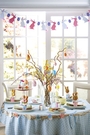 easter-table-setting-idea-layout-lunch-party-picnic-decoration-egg-tree-bunny-bunting-table-runner-centerpiece-serving-decor-spring-tulip-centerpiece-blue-flower-orange-green-bright-colorful-elegant